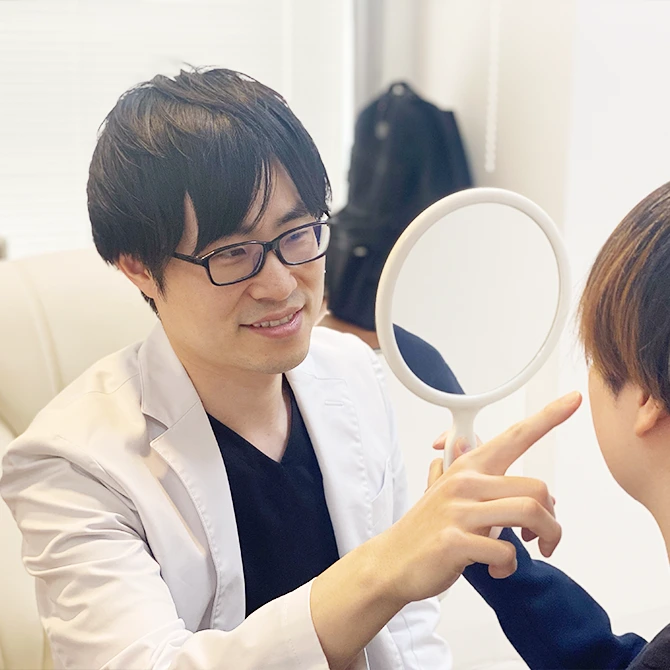 カウンセリングを行う根本院長：一人ひとりの悩みに寄り添う丁寧な診察風景