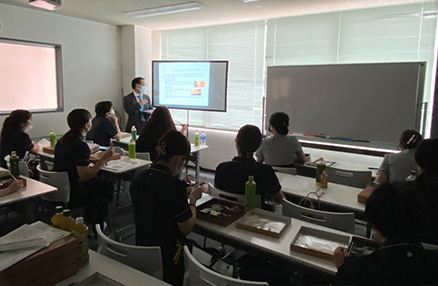 研修・勉強会の様子：未経験からでも専門知識を学び、着実にスキルアップできる教育体制