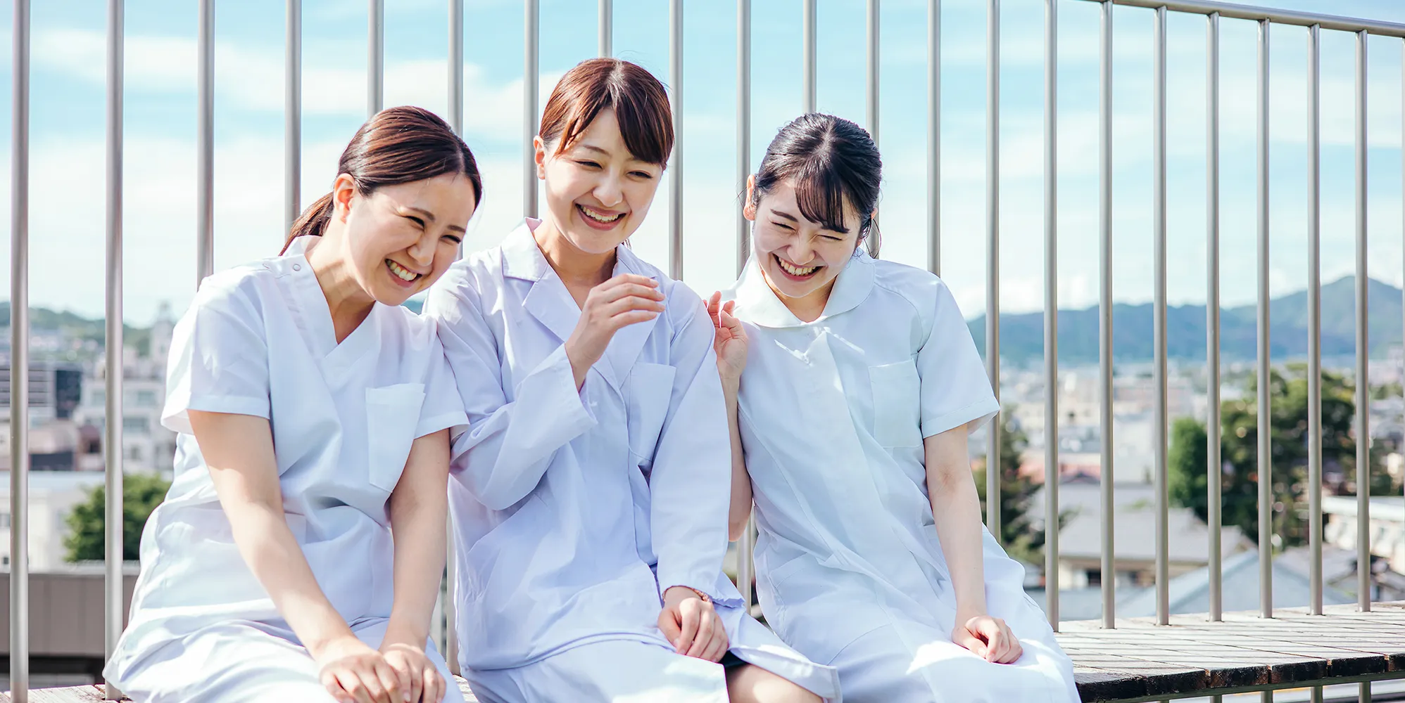女性看護師が仲良く談笑している様子